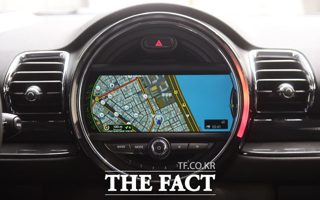 LED 링 디자인의 중앙 계기판은 사양에 따라 6.5인치 또는 8.8인치 컬러 모니터가 장착되며 기본차량정보, 인포테인먼트, 전화, 내비게이션의 디스플레이 기능을 담당한다.