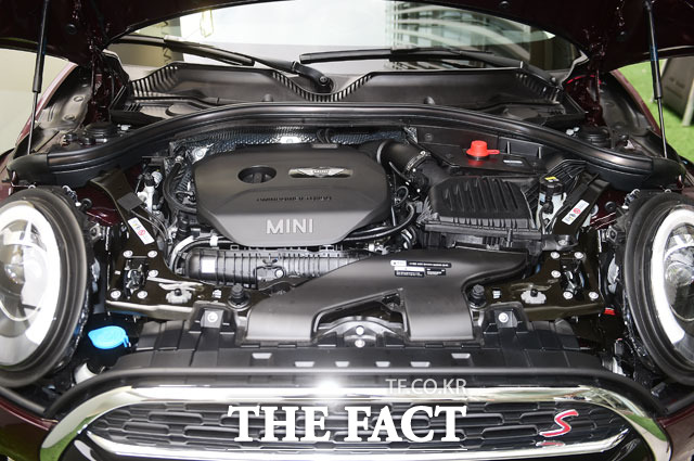 뉴 MINI 클럽맨에는 136마력, 22.5kg.m 최대토크의 힘을 발휘하는 3기통 가솔린 엔진이 적용됐으며, 고성능 모델인 뉴 MINI 쿠퍼 S 클럽맨에는 192마력, 최대토크 28.6kg.m의 4기통 가솔린 엔진이 탑재됐다.