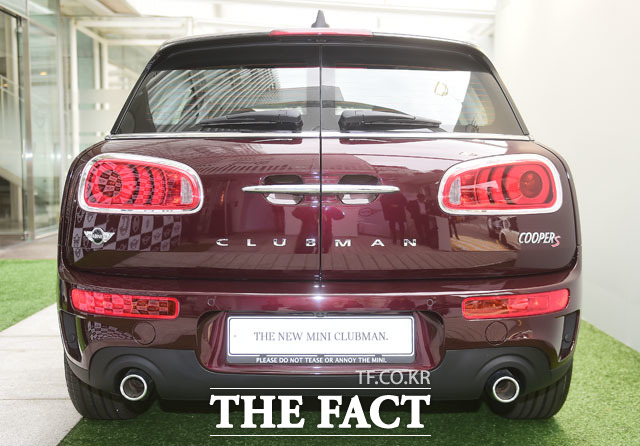 양방향으로 열리는 트렁크는 차량 키를 소지한 채 컴포트 액세스 기능을 활용하면 트렁크 아래로 발을 움직이는 것만으로도 도어를 자동으로 열 수 있다.