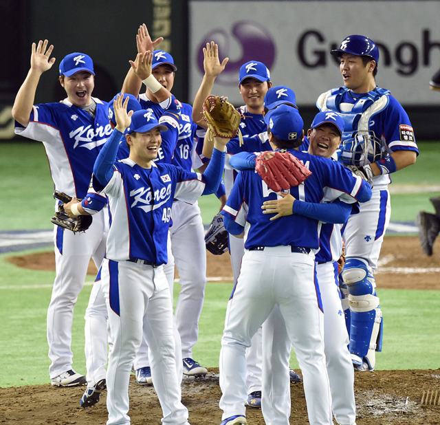 기적의 9회! 한국이 19일 열린 일본과 프리미어12에서 0-3으로 뒤진 9회 4득점하며 역전 드라마를 연출했다. / 닛칸스포츠 제공