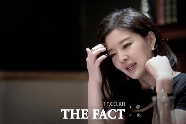 얼굴을 공개하고 나니 더 홀가분하다 김미나씨는 더팩트와 단독으로 만난 자리에서 마치 큰 잘못을 저지른 사람처럼 비쳐지는게 싫어서 직접 방송에도 출연하고 전면에 나서게 됐다고 밝혔다. /이효균 기자