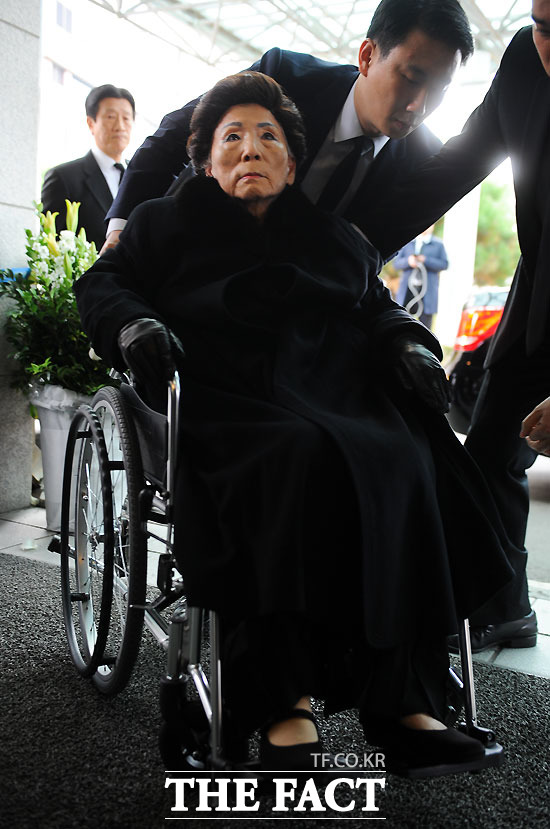 김영삼 전 대통령의 부인 손명순 여사가 장례식장에 들어서고 있다.