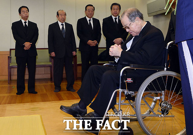 휠체어에 앉아 김영삼 전 대통령을 조문하는 김종필 전 총리.