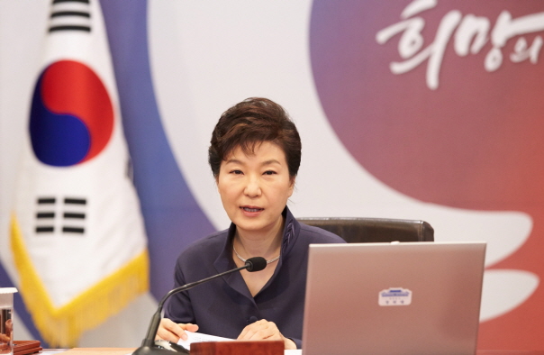 박근혜 대통령이 22일 김영삼 전 대통령의 서거에 깊은 애도를 표하며 예우를 갖춰 장례를 준비하겠다고 밝혔다./청와대 누리집