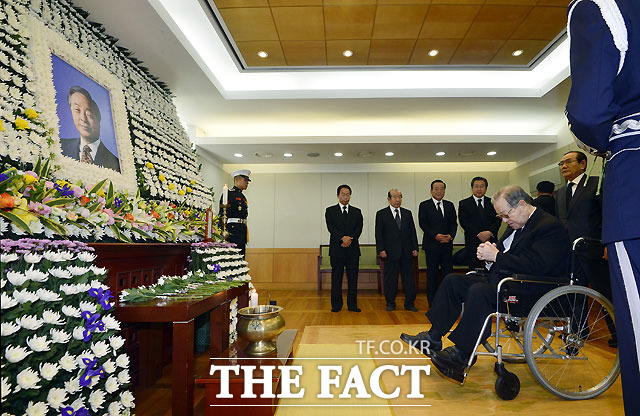 김 전 총리가 침울한 표정으로 조문을 하고 있다./사진공동취재단