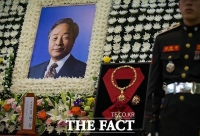 [TF사진관] 1993년 고 김영삼 전 대통령이 받은 '무궁화대훈장'