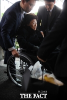 [TF사진관] 휠체어에 의지해 장례식장 찾은 손명순 여사