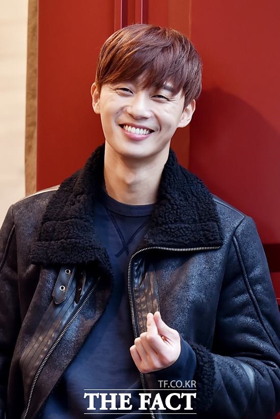 연타석 홈런 배우 박서준이 작품을 고르는 기준은? 박서준이 <더팩트>와 인터뷰에서 포즈를 취하고 있다. /이새롬 기자