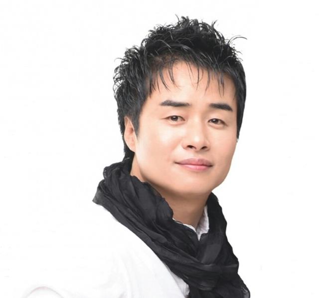 빠른 리듬의 경쾌한 곡으로 분위기를 바꿨어요 가수 이태이가 리메이크곡 멋진 남자로 컴백하며 새로운 변신을 벼르고 있다. /라이브엔터테인먼트 제공