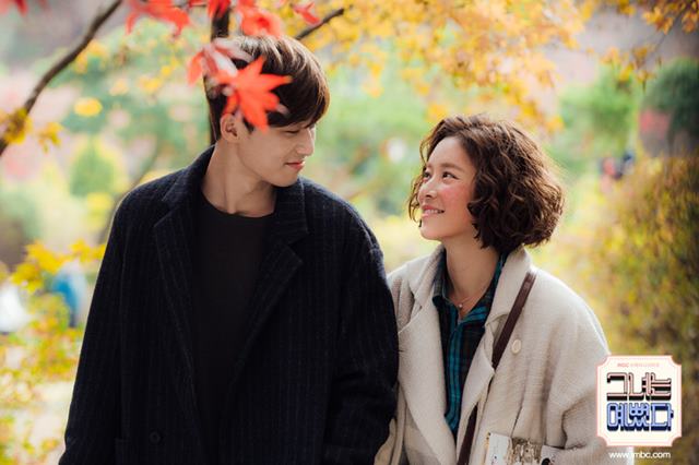 그녀는 예뻤다에서 커플 연기를 한 배우 박서준(왼쪽)과 황정음. 두 사람은 전작 격인 킬미 힐미에서는 남매로 호흡했다. /MBC 그녀는 예뻤다 공식 홈페이지