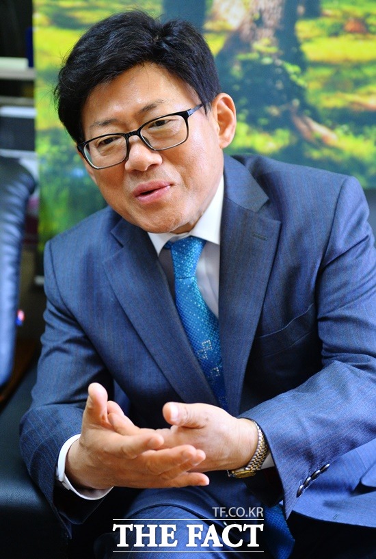 올 연말에는 국내 보다 해외에서 더 바쁜 몸이 됐어요 엄용수는 인도네시아와 뉴욕, 시카고, 보스톤 등 해외 교포행사에 MC로 바쁜 날을 보내고 있다. /더팩트 DB