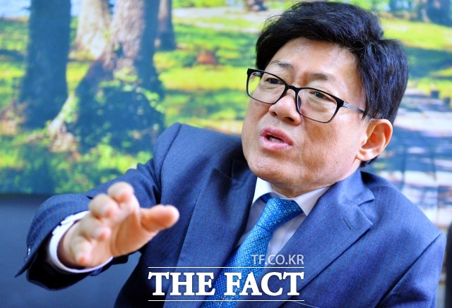 아아, 코미디계에 훌륭한 선배들이 많은데 제가 유일한 젠틀맨이라뇨, 쑥쓰럽게요 엄용수는 자신에 대한 선후배 동료들의 호의적인 평가에도 스스로를 낮추며 겸손해 하는 스타일이다. /더팩트 DB