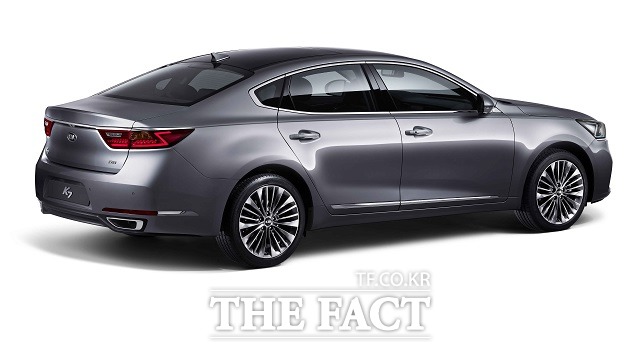 신형 K7의 디자인은 준대형의 격에 맞는 고급스러움을 구현한 것이 특징이다.