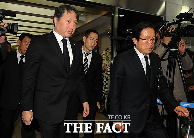 최태원 SK 회장이 24일 서울 종로구 서울대병원 장례식장에 마련된 故 김영삼 전 대통령의 빈소를 조문을 마친 뒤 나오고 있다. <사진공동취재단>