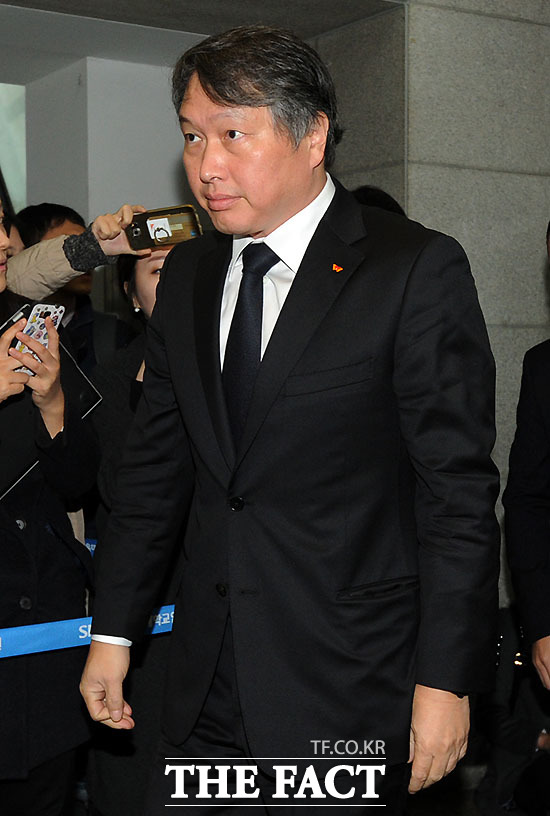 최태원 SK 회장이 24일 서울 종로구 서울대병원 장례식장에 마련된 故 김영삼 전 대통령의 빈소를 조문하고 있다. <사진공동취재단>