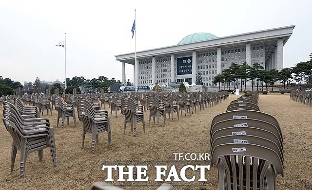 24일 오후 국회 본청 앞 잔디마당에는 수천개의 의자가 놓이는 등 26일 엄수될 김 전 대통령의 영결식 준비작업이 한창이다./국회=임영무 기자