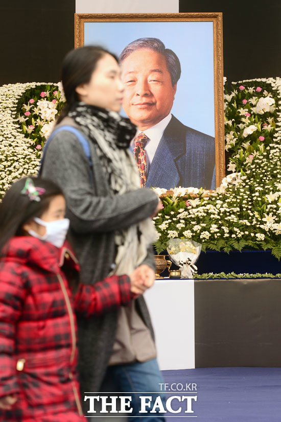 아이와 함께 24일 오전 서울 중구 서울광장에 마련된 고 김영삼 전 대통령의 빈소를 찾은 조문객이 분향소를 빠져나가고 있다.