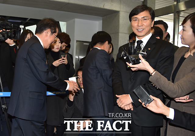 홍준표 경남도지사(왼쪽)가 24일 오후 서울 종로구 서울대학교병원 장례식장에 마련된 고 김영삼 전 대통령의 빈소를 찾아 조문을 마친 뒤 안희정 충남도지사를 지나쳐 빈소를 빠져나가고 있다.  /사진=이새롬 기자