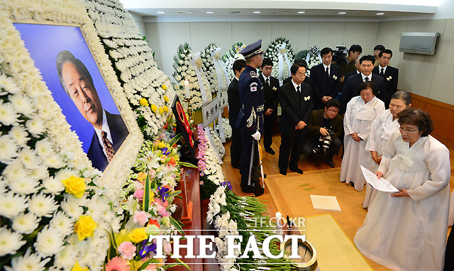 태평양전쟁유족회 회원들이 24일 서울 종로구 서울대병원 장례식장에 마련된 故 김영삼 전 대통령의 빈소를 찾아 조문하고 있다. /사진공동취재단