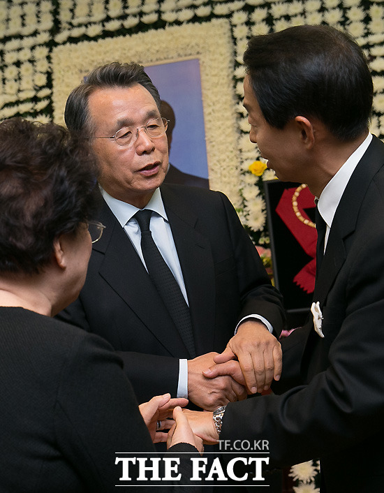 한승수 전 국무총리가 24일 서울 종로구 서울대병원 장례식장에 마련된 故 김영삼 전 대통령의 빈소를 찾아 조문하고 있다. /사진공동취재단