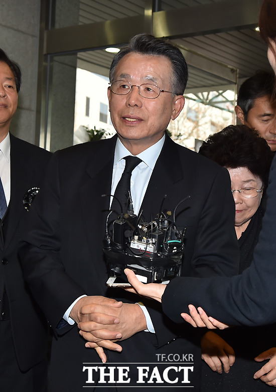 한승수 전 국무총리가 24일 오후 서울 종로구 서울대학교병원 장례식장에 마련된 고 김영삼 전 대통령의 빈소에 들어서 취재진의 질문에 대답하고 있다. /사진=이새롬 기자