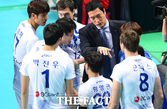 우리카드 김상우 감독이 선수들에게 작전을 지시하고 있다.