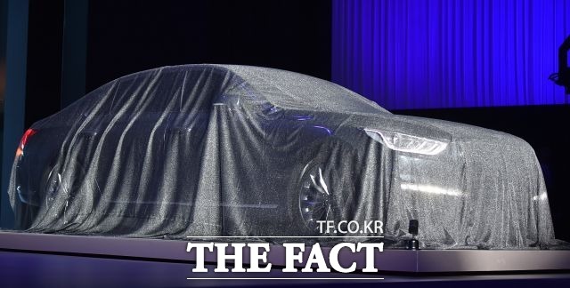 23일 사전계약을 시행한 현대자동차의 첫 프리미엄 브랜드 제네시스의 플래그십 세단 EQ900이 사전 계약 하루 만에 4342대의 실적을 거두며 기분좋은 출발을 했다. / 더팩트 DB