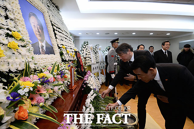 최태원 SK 회장이 24일 서울 종로구 서울대병원 장례식장에 마련된 故 김영삼 전 대통령의 빈소를 찾아 조문하고 있다. <사진공동취재단>