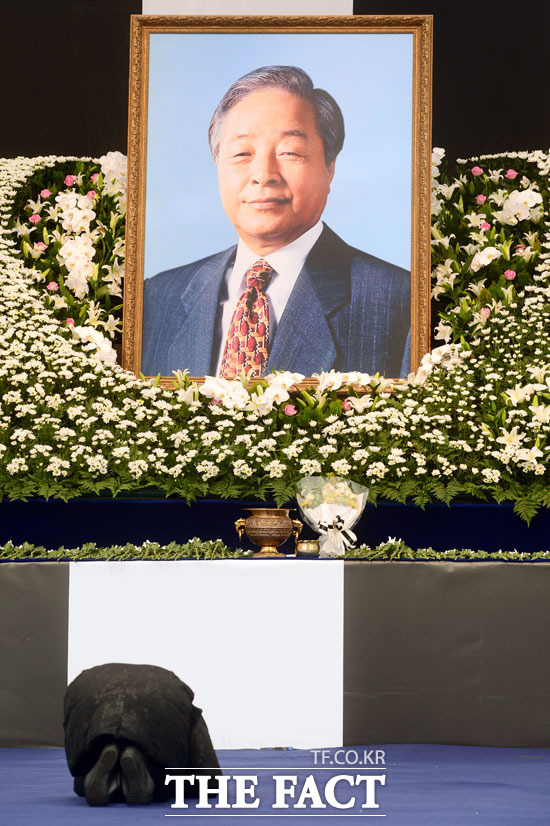 안녕히... 24일 오전 서울 중구 서울광장에 마련된 고 김영삼 전 대통령의 빈소를 찾은 조문객이 묵념하고 있다.