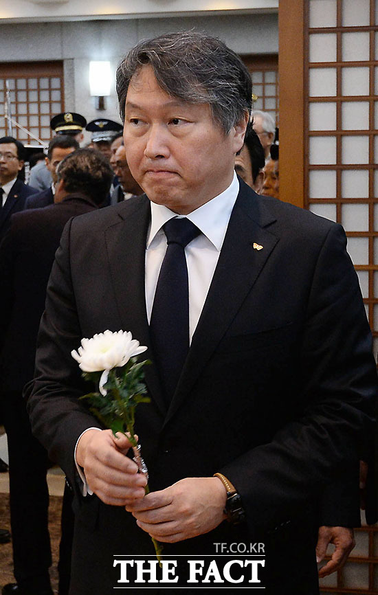 최태원 SK 회장이 24일 서울 종로구 서울대병원 장례식장에 마련된 故 김영삼 전 대통령의 빈소를 찾아 조문하고 있다. <사진공동취재단>