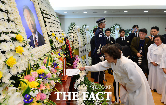 태평양전쟁유족회 회원들이 24일 서울 종로구 서울대병원 장례식장에 마련된 故 김영삼 전 대통령의 빈소를 찾아 조문하고 있다. /사진공동취재단