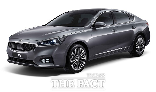 24일 기아자동차가 내년 초 출시 예정인 자사 준대형 세단 신형 K7(프로젝트명 YG)의 외관 디자인을 세계 최초로 공개했다. /기아자동차 제공