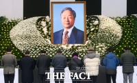 [TF사진관] '부디 좋은 곳으로...' 고 김영삼 전 대통령 분향소 찾는 시민들