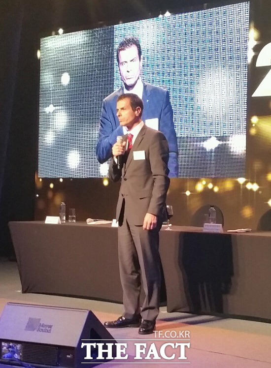 디미트리스 실라키스 부회장 겸 벤츠코리아 CEO는 최근 불거진 디젤 사태 이슈에 대해 업계 전체가 변화할 수 있는 틀을 만들어 신뢰를 회복할 수 있는 전환점이 되는 계기가 돼야 할 것이라고 말했다. / 중구 = 서재근 기자