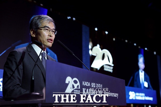 한국수입자동차협회가 설립 20주년을 맞아 서울 중구 반야트리 클럽 앤 스파 서울에서 25일 기자 간담회를 열고 수입자동차 시장의 주요 단계, 수입 자동차의 긍정적 파급 효과, 수입 자동차 시장 전망 등을 제시했다. 정재희 한국수입자동차협회 회장 / 한국수입자동차협회 제공