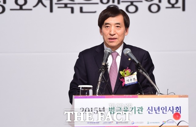 이주열 한국은행 총재가 25일 한국은행 본관에서 열린 2015년 11월 경제동향 간담회에서 국내 기업 경쟁력을 강화하기 위해선 투자규제 철폐의 중요성을 강조했다./배정한 기자