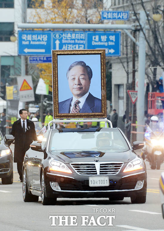 故 김영삼 전 대통령 영결식이 26일 오후 2시 서울 여의도 국회의사당에서 국가장으로 엄수된 가운데 운구 행렬이 국회를 빠져나와 상도동 자택으로 이동하고 있다. 영결식에는 유족과 친지 100여 명 상도동계와 동교동계를 아우르는 장례위원 2000여 명, 해외 조문 사절 80여 명, 각계 인사 7900여 명 등 1만여 명 이상이 참석했다. /이효균 기자