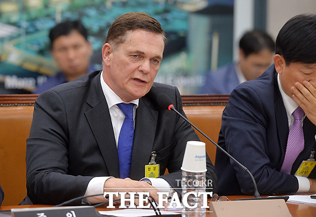 환경부가 국내 폭스바겐 차량의 배출가스 조작을 확인했다고 밝히자 폭스바겐 측은 고객들에게 사과했다. 사진은 지난달 국회에서 열린 국토교통위원회 종합감사에서 요하네스 타머 아우디폭스바겐코리아 대표가 배출가스 조작 관련 의원들의 질의에 답하고 있는 모습. /문병희 기자