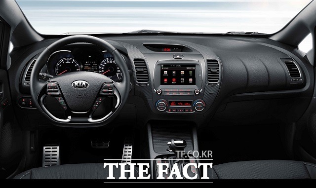 내장 디자인은 D컷 스티어링 휠을 전 모델 기본 적용해 K3의 스포티한 이미지를 강조했다.