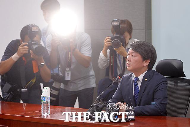 안철수 새정치민주연합 의원은 29일 문재인 대표가 제안한 ‘문안박(문재인, 안철수, 박원순) 연대’를 거부했다. 또 안 의원은 혁신 전당대회와 천정배 신당과의 통합을 추진해야 한다고 제안했다. /문병희 기자