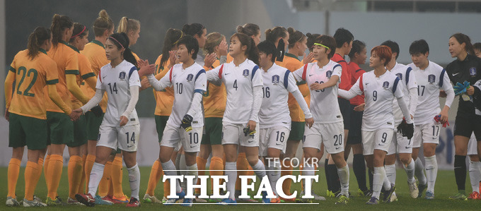 한국이 0-1로 패한 가운데 한국팀 주장 지소연(왼쪽 두번째)이 호주선수들과 하이파이브를 나누고 있다.