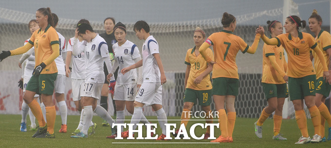 호주에 0-1로 패한  한국선수들이 아쉬운 표정을 보이고 있다.