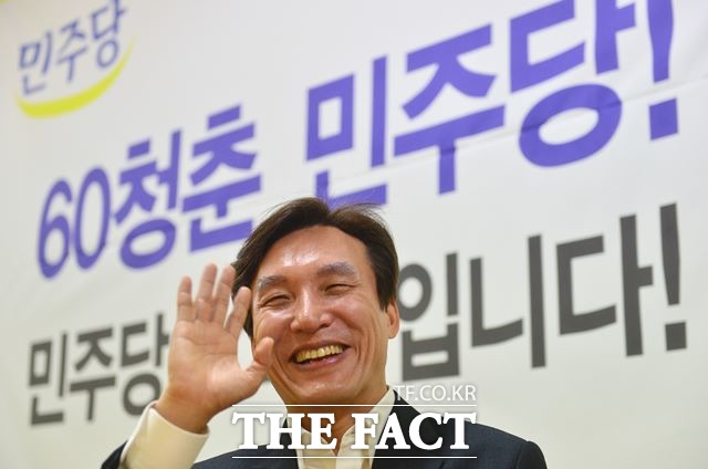 김 전 의원의 표정엔 과거 30대 정치인 시절의 날카롭던 표정은 없었다. 정치를 떠난 세월만큼 그에겐 여유가 생긴 듯했다. 김 전 의원이 과거 이야기를 하자 웃고 있다. /남윤호 기자