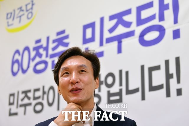 그는 내년 선서 출마 여부도 지역도 아직 정하지 않았다고 했다. 다만, 국회의원을 다시 하면 좋겠다는 생각은 한다. 예전보다 더 잘할 것 같다고 한다. 김 전 의원은 자신의 정치에 대해 시대정신이라고 주저 없이 말했다. /남윤호 기자