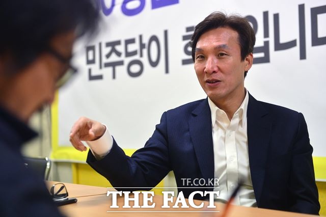 김 전 의원은 16대 대통령 선거 당시 선택과 관련 10년 이상 고생할 것 알았으면 안 했을 것이라며 당시 상황을 설명하고 있다. /남윤호 기자