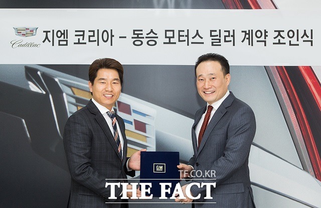 지엠코리아가 동승모터스와 경기지역 캐딜락 차량 판매 및 서비스 제공을 위한 딜러 계약을 체결했다. 이재영 동승모터스  사장(왼쪽), 장재준 지엠코리아 캐딜락 총괄사장 / 지엠코리아 제공