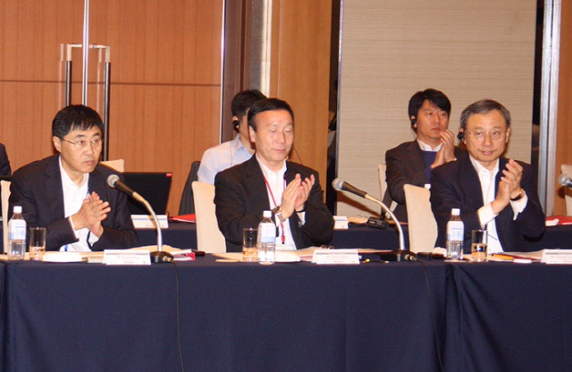 지난 20일 일본 시즈오카현 니혼다이라호텔에서 KT 황창규 회장, NTT도코모 카토 카오루 사장, 차이나모바일 샹빙 회장(왼쪽부터)이 SCFA 총회를 진행하고 있다.