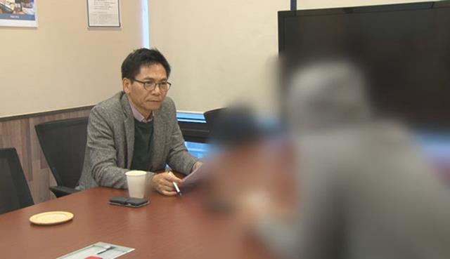연예인 스폰서 계약서 실제로 존재한다 채널A 풍문쇼 제작팀은 <더팩트> 단독보도를 토대로 최근 서울 강남의 한 장소에서 Y 씨와 인터뷰를 진행해 스폰서십 계약서가 변형된 문서형태로 존재한다는 사실을 새롭게 확인했다. /채널A 풍문쇼 제공