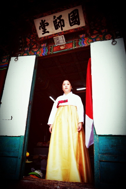 <사진= 인왕산 국사당에서의 만신 김금휘>