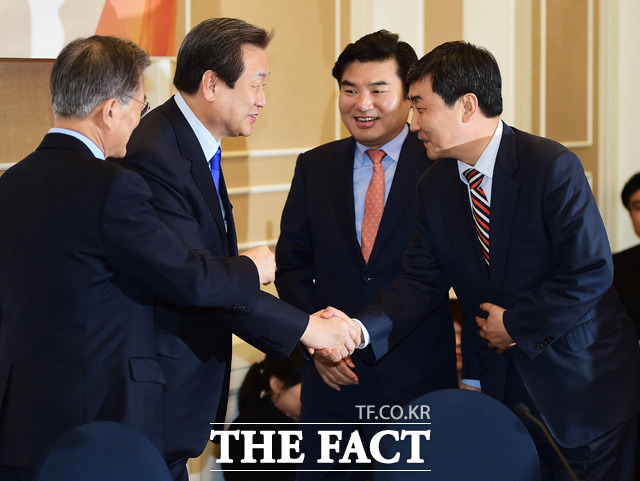 새누리당 김무성(왼쪽 두번째) 대표와 새정치민주연합 이종걸(오른쪽) 원내대표가 한중 FTA 국회 비준 관련 여야회동에서 악수를 하고 있다./배정한 기자